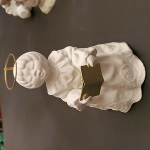 Angel singing praises